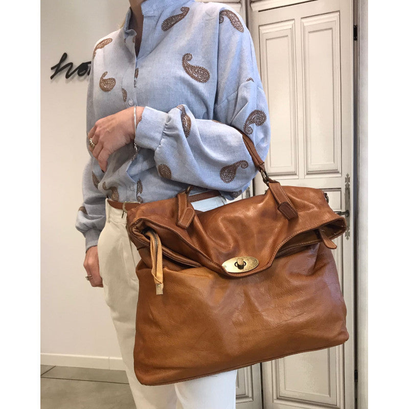 Rankinė 'Cartella Vintage' ant modelio – Camel spalva